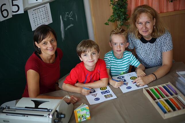 Corina Gerspach (links), Leiterin des Bad Säckinger Kinderhauses Rhein-Au, und Erzieherin Daniela Zipfel besprechen mit den ...