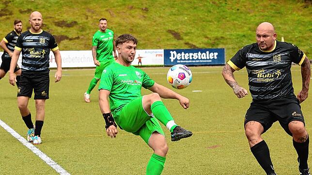Steffen Schneider von der SG Triberg/Nußbach) im Duell mit Christoph Hayn vom SV Obereschach (rechts).