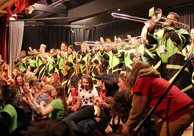 Die Narreneltern besuchten unter anderem die Heimschule Wald. In der Sporthalle wurden die Narren von den feiernden Schülerinnen begrüßt.