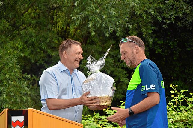 Stellvertretend für alle fünf Bürgermeister überreichte Alois Fritschi (links) ein Geschenk an Jörg Unger, der maßgeblich an ...