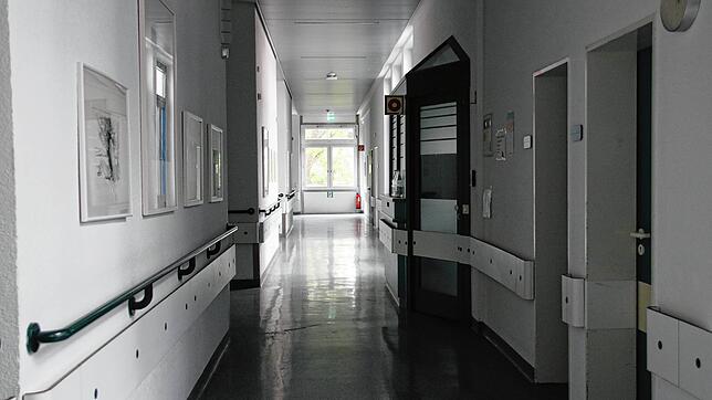 Die dunklen und leeren Flure der Inneren Abteilung des ehemaligen Krankenhauses auf der Mettnau. Ob hier je wieder das Licht angeht und ...
