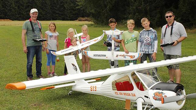 Die jungen Piloten der Modellflieger (von links) Lena, Sofie, Jule als Zuschauer, Maren, Joshua, Timo und Robin erlebten beim ...