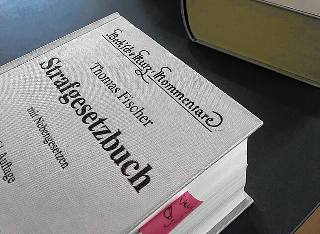 Das Strafgesetzbuch. Grundlage für die Rechtsprechung ist das deutsche Gesetz auch im Prozess gegen einen Ex-Beschäftigten der Sparkasse ...