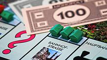 Um möglichst lukrativen Immobilienbesitz geht es beim Brettspiel Monopoly, das das Symbolbild zeigt. In der Realität der Stadt ...