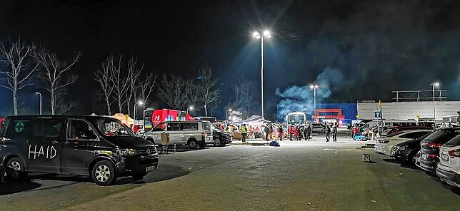 In der der polnischen Grenzstadt Przemysl gibt es in einem ehemaligen Einkaufszentrum ein Aufnahmelager (hinten). Auch Hilfsgüter werden ...
