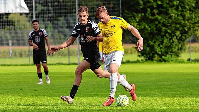 Der SV Allensbach (rechts Niklas Aichem) spielt auswärts gegen den SV Bermatingen, AFC Rinia Singen (Arber Skenderi) empfängt den FC ...