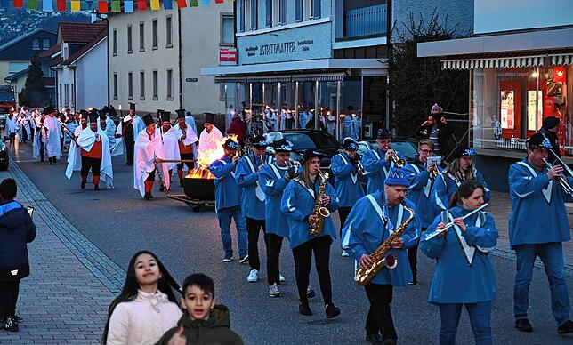 Mit einem Aufzug der Narren und der Narrenmusik des Narrenvereins Schwanenmühle durch die Hauptstraße in Unterlauchringen wurden am ...