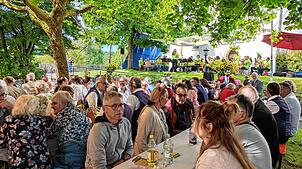Die Gäste des Erntedankfestes lassen es sich gut gehen und genießen den Spätsommertag am Kirchplatz. Zur Unterhaltung spielen die ...