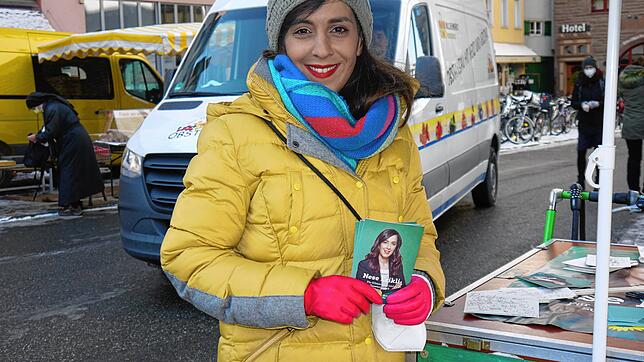 Warm eingepackt steht Nese Erikli Mitte Februar am Grünen-Wahlstand auf dem Konstanzer Stephansplatz. Die Maske hat sie nur fürs Foto ...