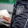 Immer wieder probieren Menschen über die deutsch-Schweizer-Grenze Waren zu schmuggeln. Aber dafür müssen sie erst an den Zöllnern ...