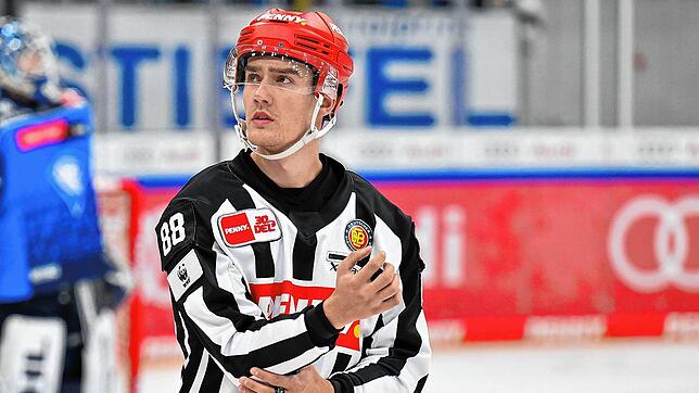 Tim Heffner, hier als Linesman bei einem DEL-Spiel im Jahr 2023, sorgt dafür, dass es im Profi-Eishockey auf dem Spielfeld fair zugeht.