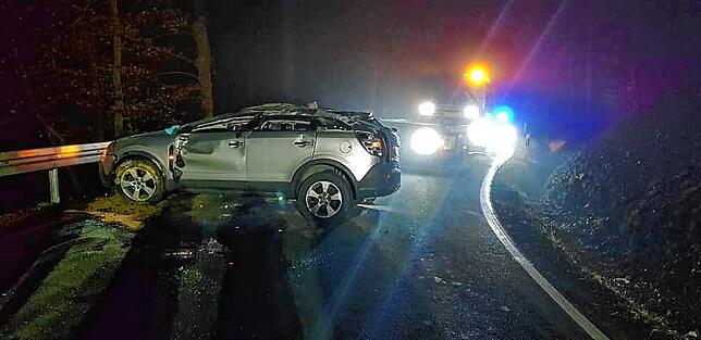 Auf der Bergstraße hat sich am Freitagabend ein Auto überschlagen.