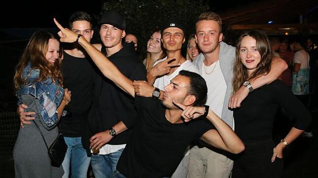Stellvertretend für viele hundert andere Partygäste zeigen diese jungen Leute ihre gute Stimmung auf der Beachparty im Strandbad ...