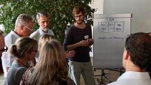 Gunnar in het Panhuis, Christoph Sigg und Stephan Kühnle (hinten, v.l.) diskutierten beim Open Government Dialog gemeinsam mit anderen ...