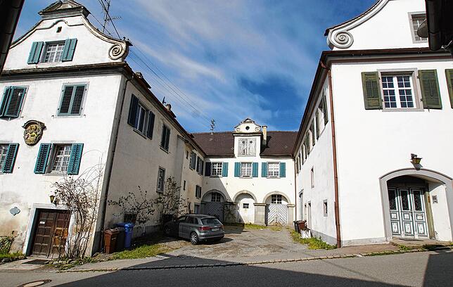 Zwei große Flügel im Süden (links) und Norden und ein Quergebäude umschließen hufeisenförmig den kleinen Innenhof des Anwesens.