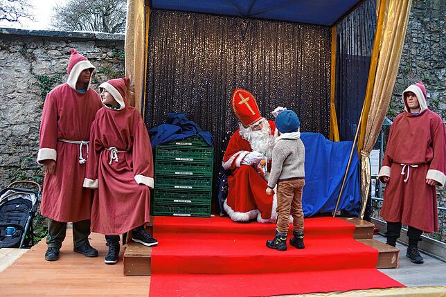 Bild 8: Besuch des Nikolauses in Tiengen sorgt für viele strahlende Kinderaugen