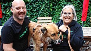 Stefan Baier und Maya Conoci, hier mit Hund Mahela, setzen sich beim grenzüberschreitenden Animal Pride Day am Samstag, 13. September, ...