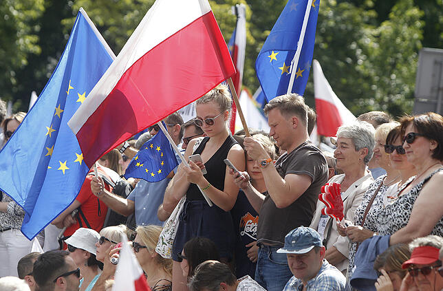 Demonstranten protestieren vor dem Parlamentsgebäude in Warschau.
