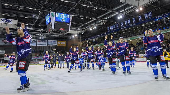 Versöhnlicher Abschied: Die Schwenninger Eishockey-Profis bedanken sich nach dem 5:3-Sieg gegen München bei ihren Fans für den ...