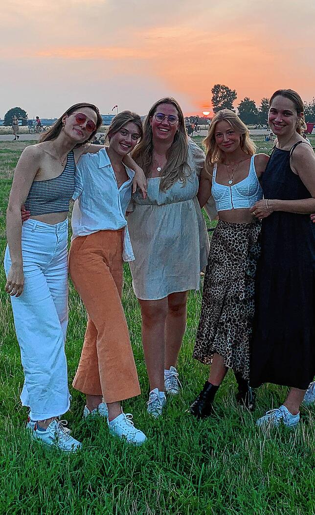 Auch privat sind die Mädels aus dem Habitus-Team gerne gemeinsam unterwegs, hier auf dem Tempelhoferfeld Antoniain Berlin (von links): ...