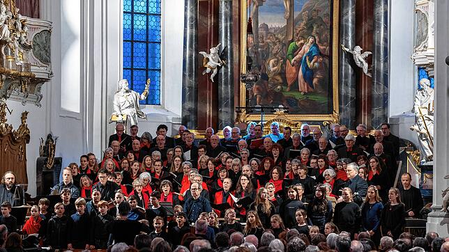 Glanzvolles Konzert in der Kirche St. Martin in Meßkirch: „Carmina Burana“ von Carl Orff wurde im März vom Kreutzerchor Meßkirch, ...