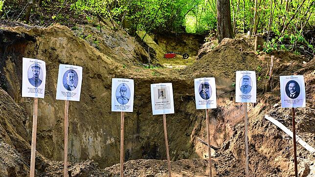 Improvisiertes Gedenken: Fotos gefallener deutscher Soldaten und auch eines toten Franzosen sind vor dem Tunneleingang aufgestellt.
