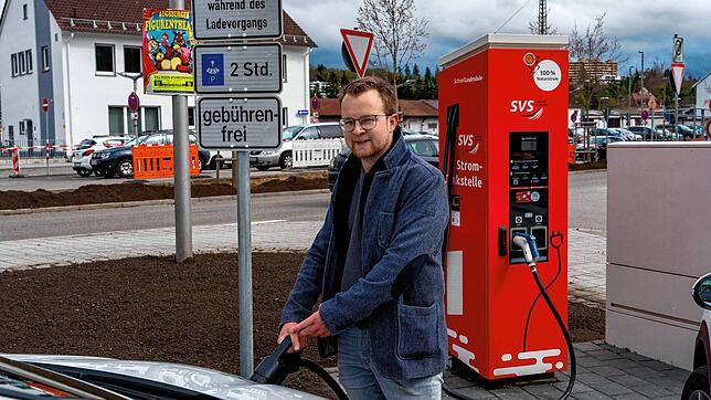 Nils Ludewig mietet regelmäßig E-Autos beim Car-Sharing-Anbieter Deer. Bei der Rückgabe schließt er das Auto an der Ladestation der SVS ...