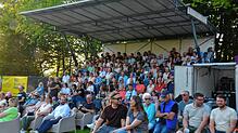 Bei traumhaftem Wetter am Salinensee warten die Leute mit Freunden und Familie schon freudig auf die erste beginnende Vorstellung der ...