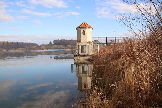An der Wasserentnahme am Andelshofener Weiher. Bis zur Stilllegung 2013 wurde hier Strom aus Wasserkraft gewonnen, die knapp zweieinhalb ...