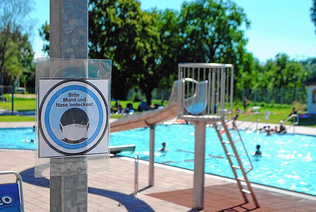 Auch in der Badesaison 2021 gelten Corona-Regeln im Freibad Tiengen, darunter eine Maskenpflicht (außer beim Baden und auf der ...