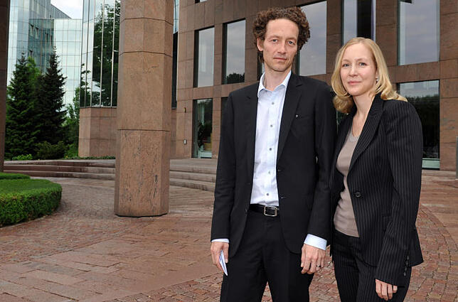 ARCHIV – Lars und Meike Schlecker stehen am 11.05.2011 in Ehingen (Alb-Donau-Kreis) vor der Unternehmenszentrale der ...