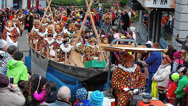 Die Narro-Altfischerzunft beim Umzug durch Laufenburg am 22. Februar 2020.