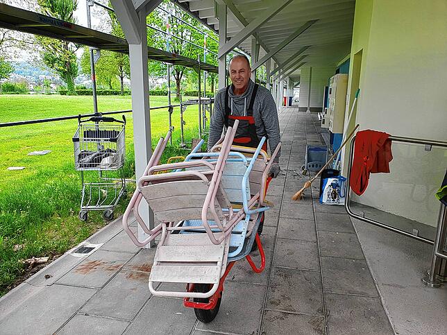Rettungsschwimmer Andreas Hessenauer holt Stühle für die Badegäste aus dem Winterquartier.