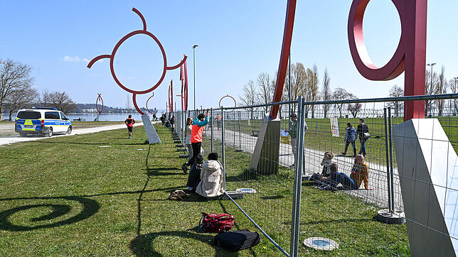 Dutzende Menschen treffen sich an der Deutsch-Schweizer Grenze zwischen Konstanz und Kreuzlingen. Die Kunstgrenze ist von Zäunen ...