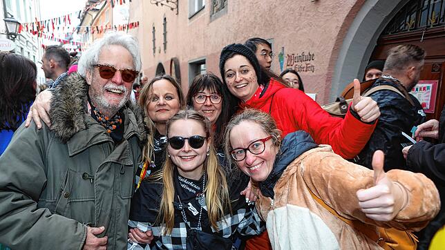 Bild : Buntes Treiben in den Gassen &ndash; Narren erobern bei der Straßenfastnacht die Stadt
