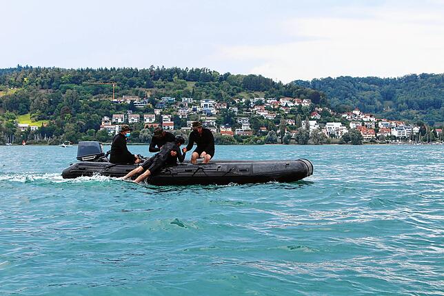 Geschafft. Der Soldat wird auf das Boot gezogen und ist gerettet.