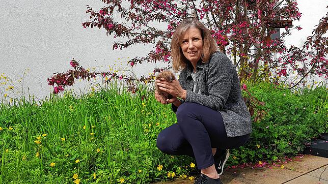 Manuela Martin mit Igel Ulli in ihrem Garten.