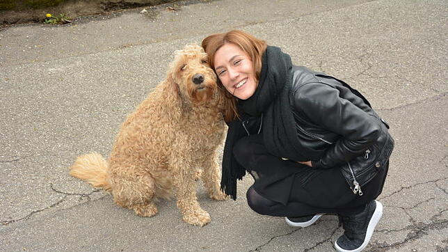 Die Kunstkompetenz mag differieren, doch die Harmonie ist ausgeprägt: Hannah Eckstein und Grässlin-Familienhund Paula. Bilder: Stefan Simon