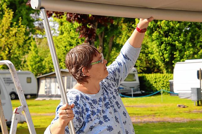 Jutta Hack freut sich &bdquo;saumäßig&ldquo; darauf, dass es jetzt endlich los geht und sie auf ihren geliebten Campingplatz am Bodensee ...