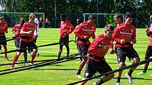 Profis des VfB Stuttgart absolvieren 2014 eine Trainingseinheit. Mit einer früheren Mannschaft des Traditionsvereins startete die lange ...