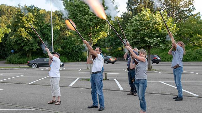 Beinahe Gleichzeitig: Die Schützen der Bürgerwehr Tiengen – hier in zivil – proben auf dem Parkplatz an der Wutach. Über den perfekten ...