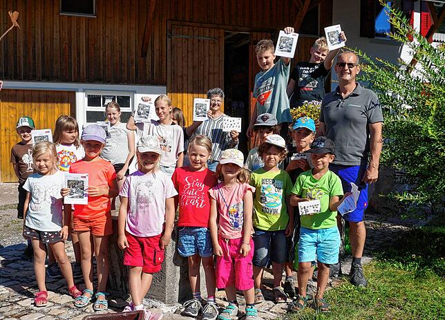 Die Idee der Ortsrallye durch den schönen Ort Ühlingen hatten Klaus Müller (rechts) und Silvia Müller (hinten) und boten sie im ...