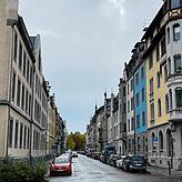 Blick in die Brauneggerstraße im Paradies, wo ein Einbrecher mehrere Kellerabteile in einem Mehrfamilienhaus aufbrach.