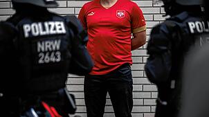 Polizisten sichern ein Lokal in der Innenstadt von Gelsenkirchen ab, nachdem es zu Ausschreitungen zwischen serbischen und englischen ...