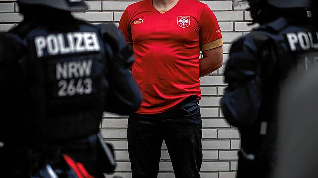 Polizisten sichern ein Lokal in der Innenstadt von Gelsenkirchen ab, nachdem es zu Ausschreitungen zwischen serbischen und englischen ...