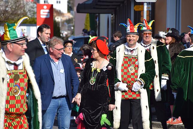 Bild 5: AKK tanzt durch die Straßen: Noch mehr Bilder vom Umzug am Schmotzigen Dunschtig in Stockach