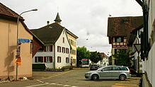 Die kurvenreiche Durchgangsstraße in Ramsens Dorfmitte beim Gemeindehaus mit Türmchen.
