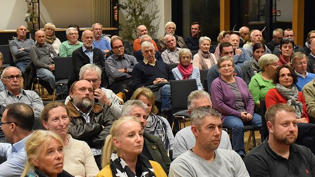 Rund 100 Bürger, darunter auch die Gemeinderäte, waren bei der Einwohnerversammlung im Seeum in Bodman. Es blieben aber dennoch viele ...