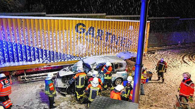 Das Auto, das von Überlingen in Richtung Autobahn Stockach unterwegs war, wurde von einem ausschwenkenden Lastwagen-Auflieger in einen ...