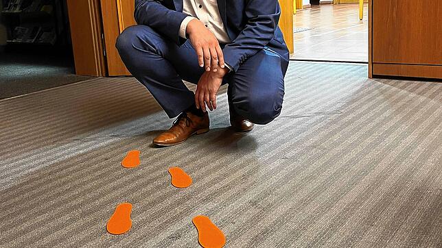 Der Hohenfelser Bürgermeister Florian Zindeler zeigt die Fußspuren als Überquerungshilfen. Bild: Constanze Wyneken